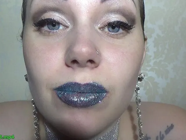 Blaue glitzernde Lippen riechen und beten an