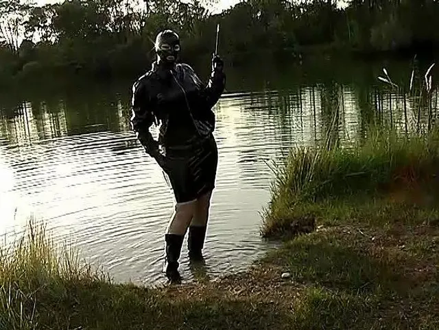Planschen im Badesee in Latex rauchend