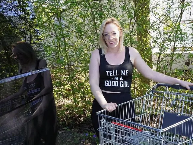 Parkplatz-Schlampe Lea: Fremder in mein Auto, sloppy Deepthroat & dicker Creampie Doggy!