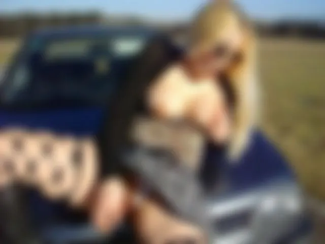 mit dem dildo geil auf der autohaube gefickt (TON)