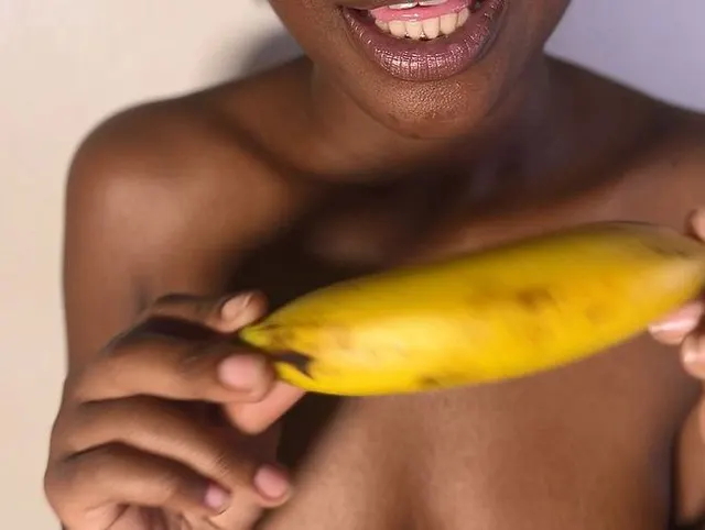 Vorschau aus Fetisch: Lara präsentiert BANANA gruselig oder sexy?