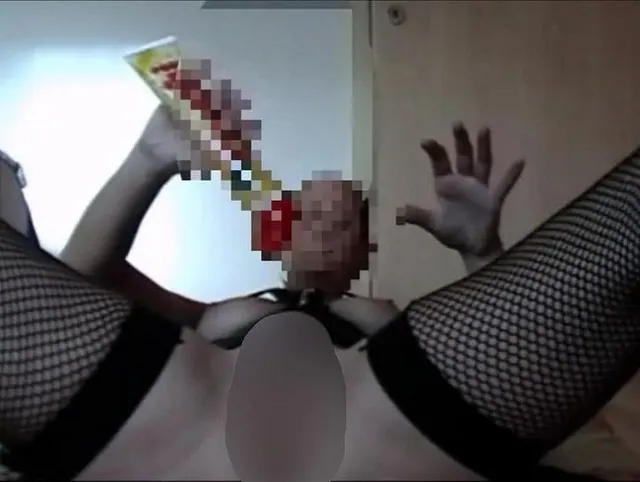 Zicken Puissy nimmt großen Vibrator