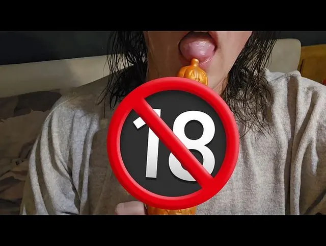 Nach der Nachtschicht mit einem Halloween Dildo...