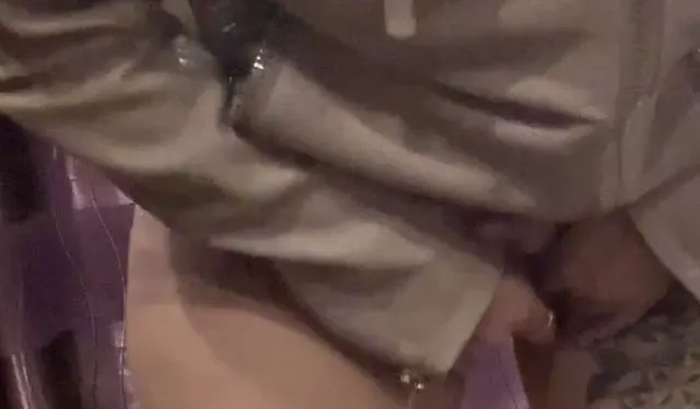 großen 23 cm langen Schwanz, ich trage eine Lederjacke und bin völlig nackt und in Ballettschuhen