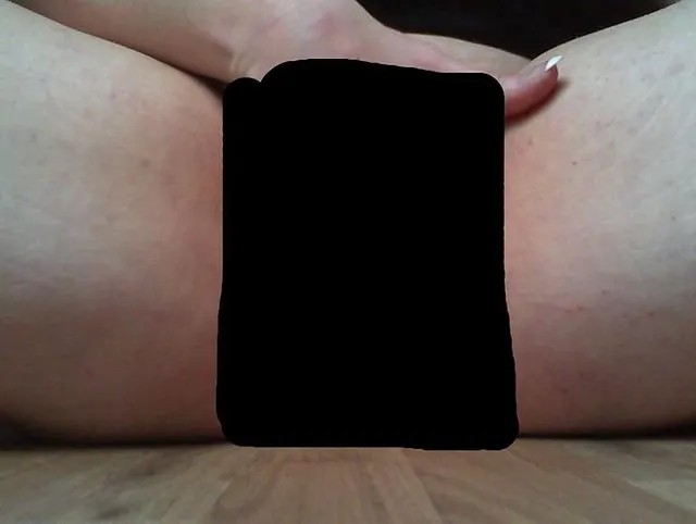 Leicht behaarte Pflaume gefingert