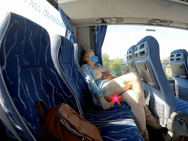 Exhibitionistische MILF beschuht sich in einem öffentlichen Bus und bekommt einen Orgasmus mit gekreuzten Beinen
