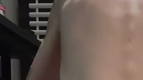 Geil gefickt vom Riesen Dildo