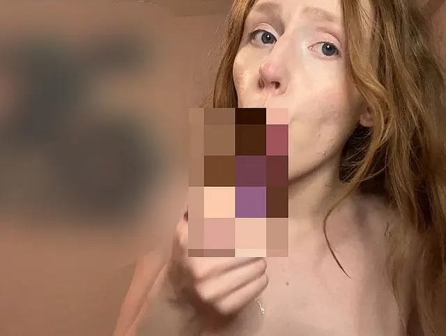 Blowjob und Handjob an einem Dildo in Nahaufnahme