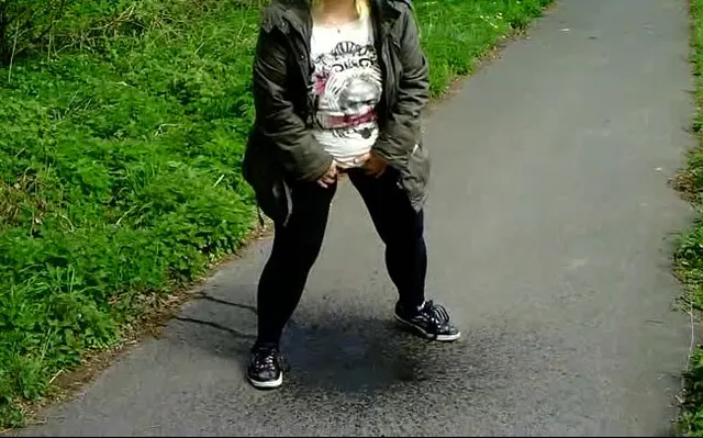 Mitten auf dem Gehweg gepisst
