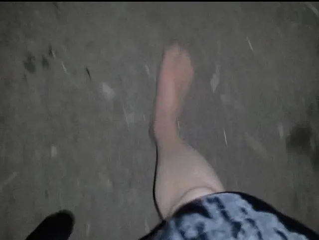 Cindy Devot 05: Nylonfüsse auf dem Feldweg