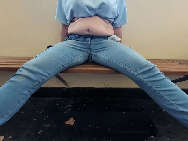 Jeans Piss in sitzen und den Schritt zerrießen .
