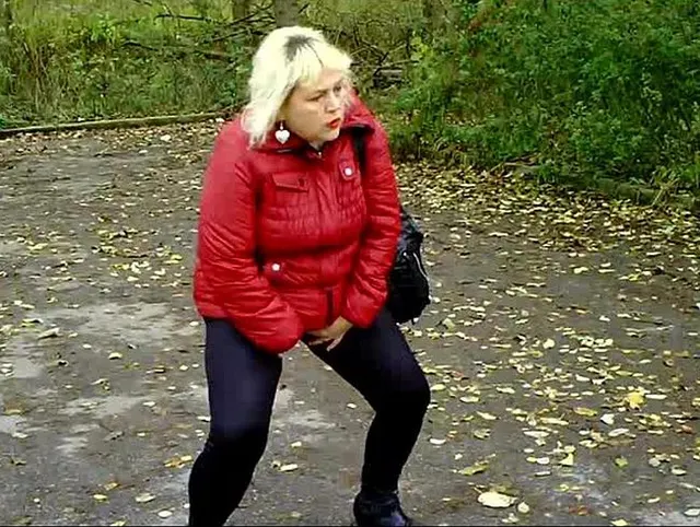 Pissen im stehen auf den Parkplatz