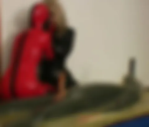 2 geile Gummiweiber + ein Kerl mit 2 Schwänzen
