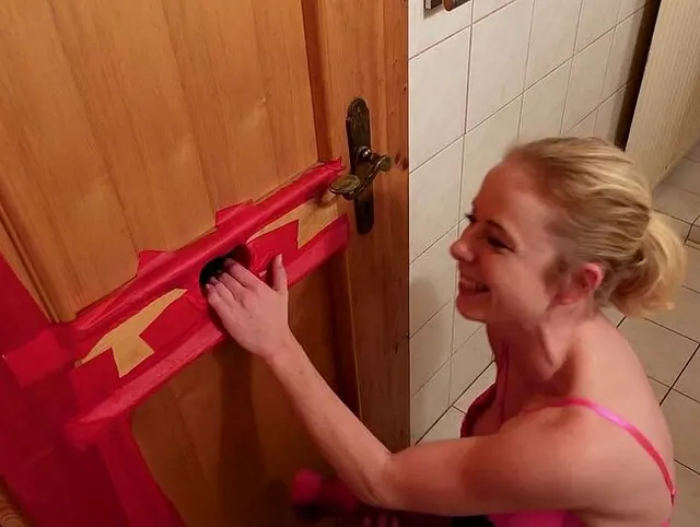 Pornostar Mia Glory Hole Action