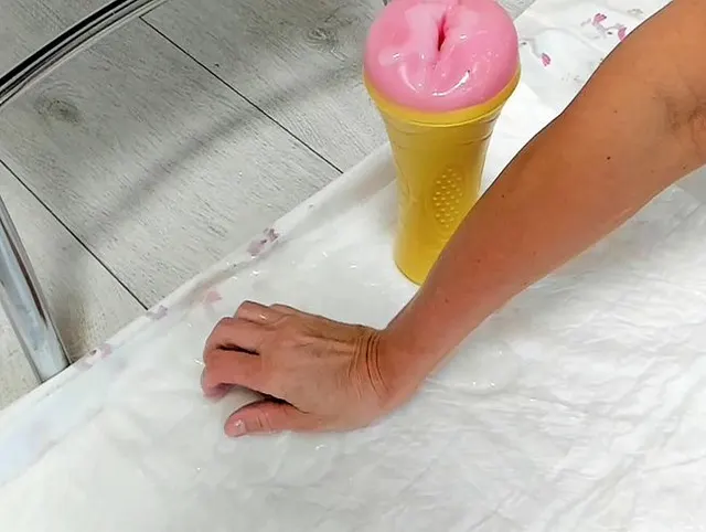 Alte Dame mit schlaffen Titten melkt Schwanz, riesige Ladung Sperma ist tabu
