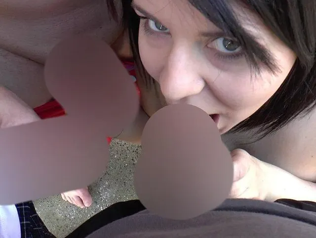 Teeny umzingelt ! 3 Schwänze auf dem Balkon