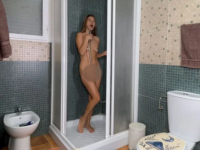 Heiße dusche wird zu versautem Spaß inklusive Sperma Face