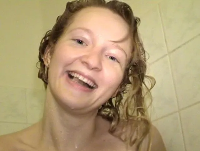 Total ungeschminkt unter der Dusche !