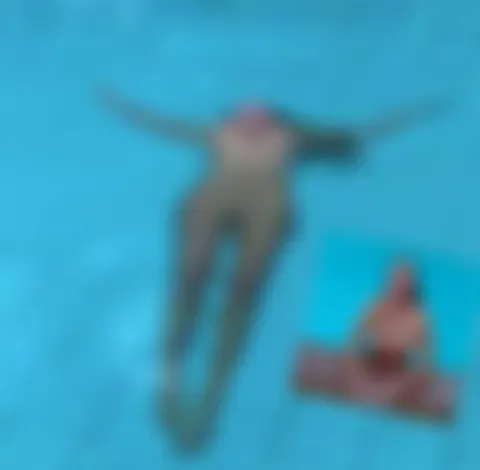 Nackt im Schwimmbad!!!