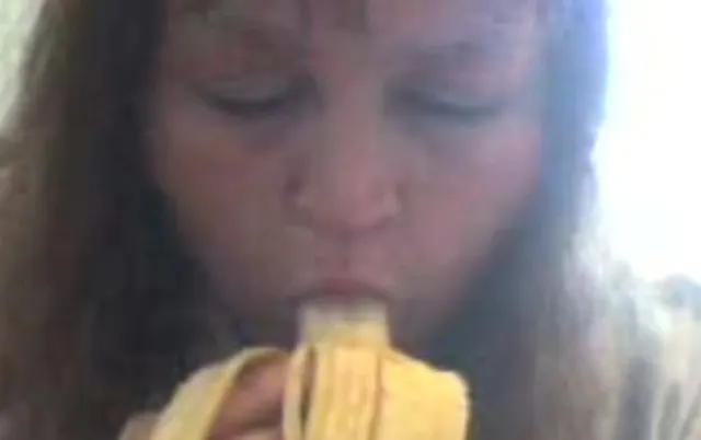 Teen vor der Cam- Banane lutschen