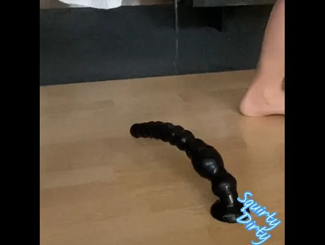 Heute meinen neuen Saugnapf-Gummidildo mit Pisse eingeweiht.