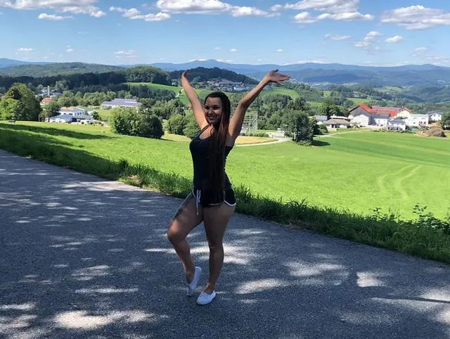 Oha! Bankfick in der Dorfeinfahrt - Gesichtsbesamung nach dem Freibad