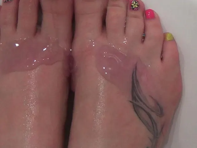 Toes, toe nails and foot fetish!