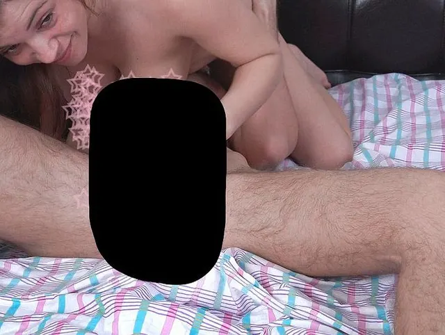 Alice liebt Hahn zu saugen. Teil 1