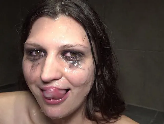 Sperma Shower in der Herrendusche