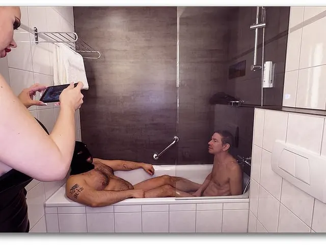 Doppelsklave in Badewanne und wird von mir aus pussy gespritzt
