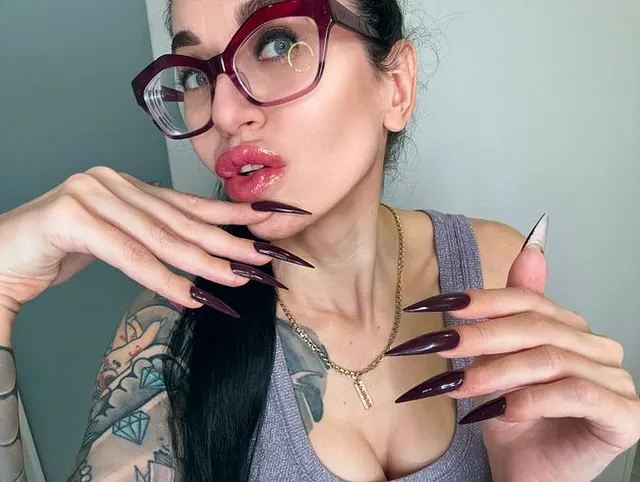 Dunkelviolette lange Nägel, Krallen, Handflächen, Fingerlutschen, Gesichtsfetisch, Handjobs mit Spucke