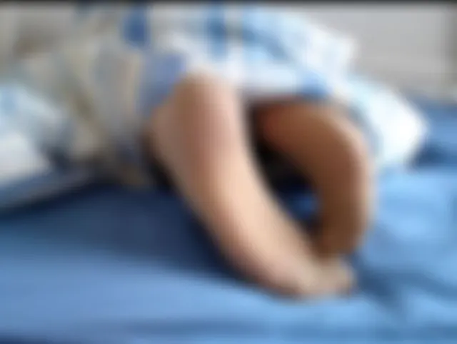 Nylonfüsse unter der Decke