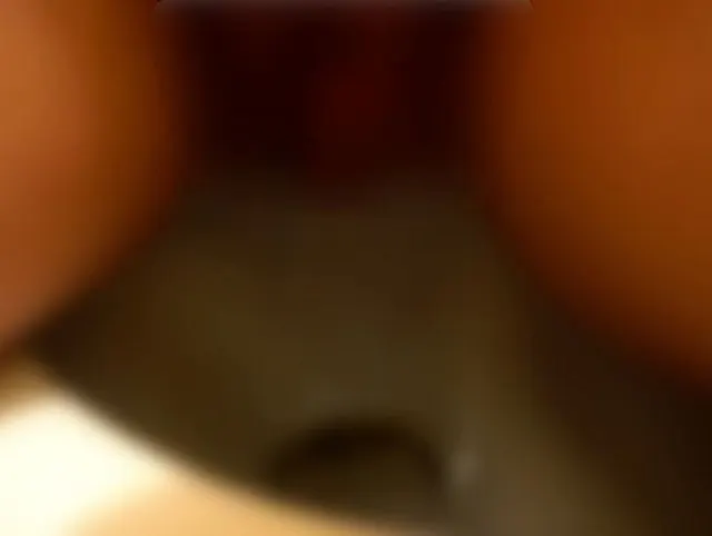Stiefmutter pisst auf die Toilette