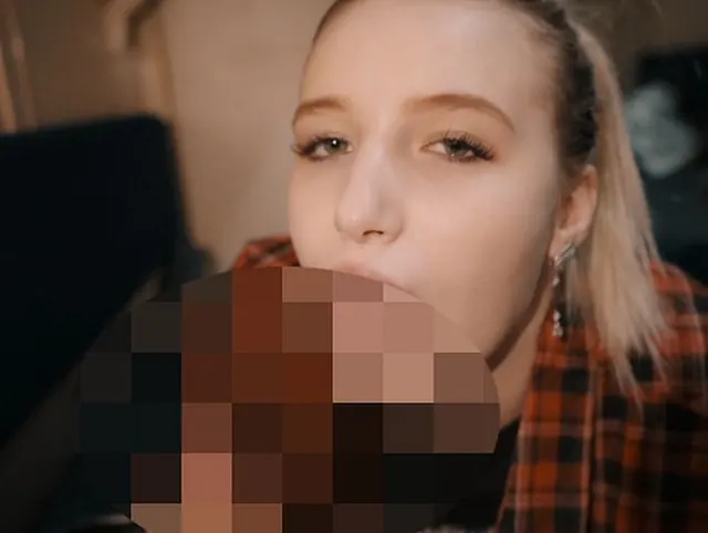 Begleiterin verführt Kerl und lutscht
