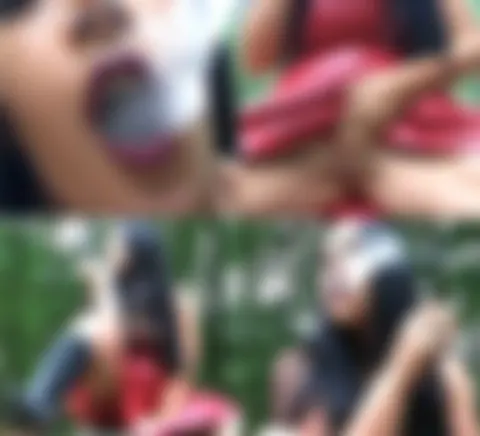 Sexy Leder Lady raucht im Wald