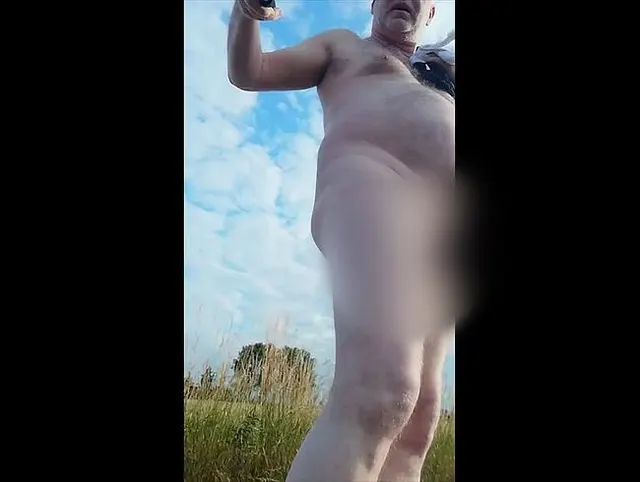Geiles Wichsen in der Natur als Exhibitionist