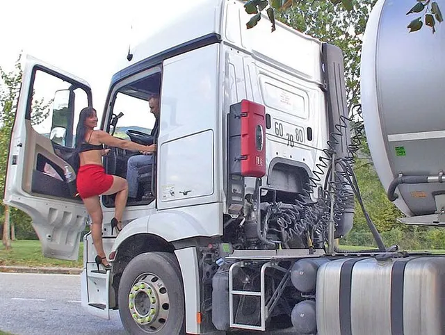 Als Lastwagen-Schlampe auf dem Parkplatz…