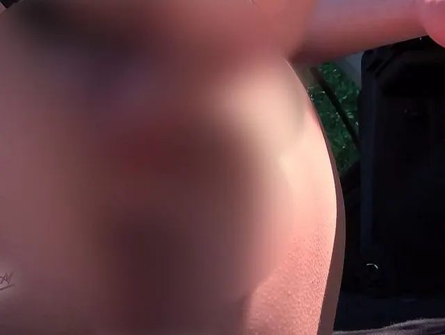 Harter Pussy gefickt im Kofferraum!