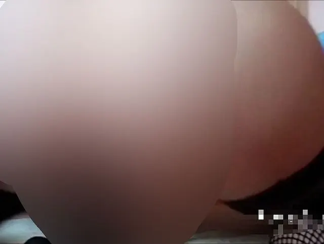 Zickenpussy explodiert beim monster dildo reiten unverpixelt!!!