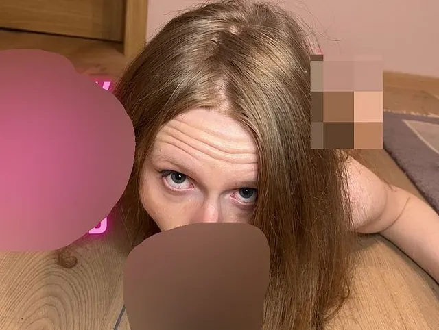 Blowjob auf großem schwarzen Dildo mit Deepthroat