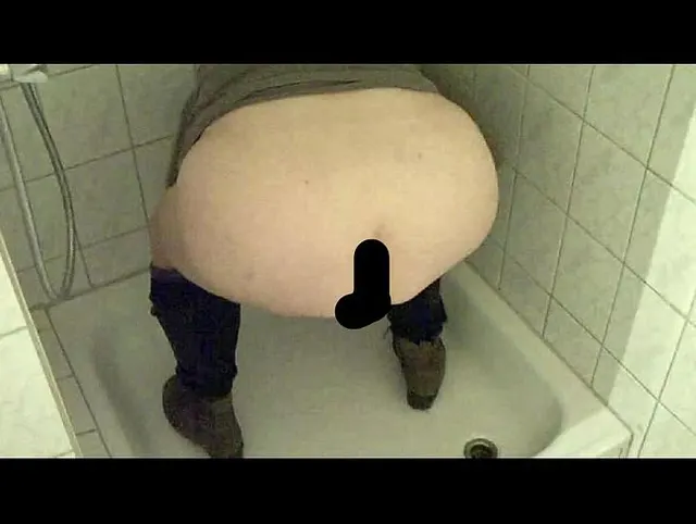 fetter Pissstrahl in der Dusche