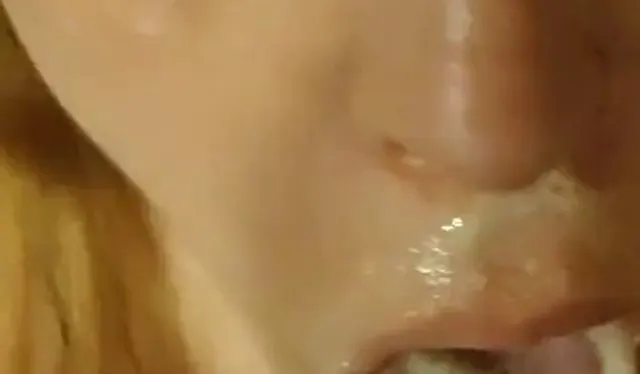 Blowjob Nahaufnahme geiler Schwanz spritzt in mein Gesicht und Mund ich schlucke sein geiles Sperma