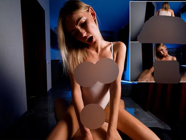 Flexible Schönheit in einem sexy Anzug reitet einen Schwanz
