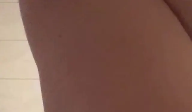 masturbiere meine feuchte Muschi, und dann zeige ich euch Doggy-Style und ficke!