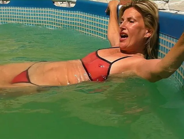 In 2 durchsichtigen Bikinis im Pool