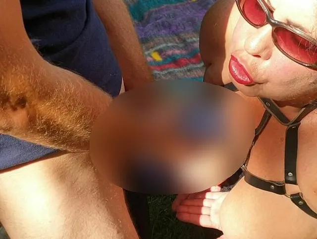 Ein User spritz mir Outdoor voll auf die großen Titten