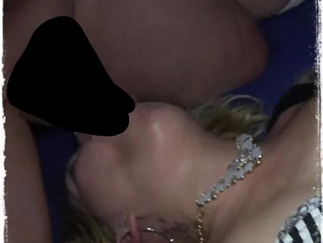 Juicy squirtet und wird bespritzt