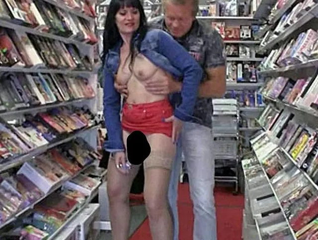 Im Sex-Shop heimlich sich mit Aussteller-Dildo gefickt