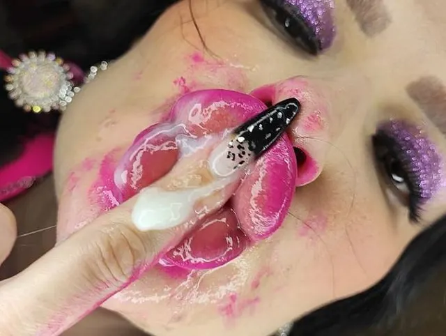 LipJob und schlampiger Blowjob von einer volllippigen Bimbo-Schlampe