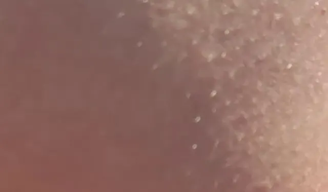 Nackte MILF fingert ihre feuchte Muschi draußen im Garten